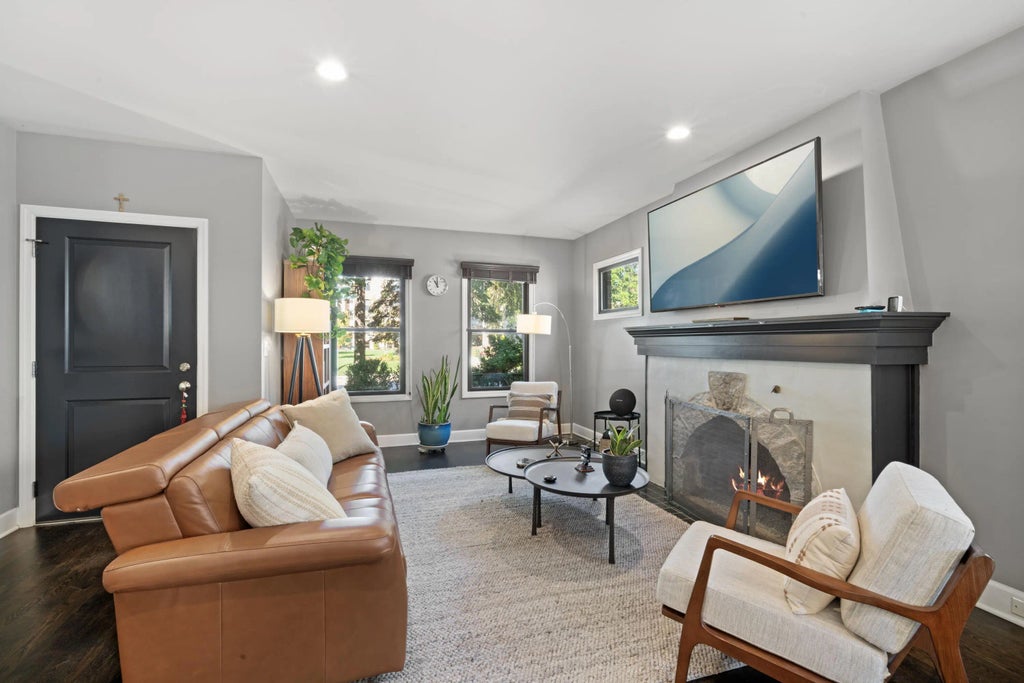 2432 N Lake Dr, Milwaukee