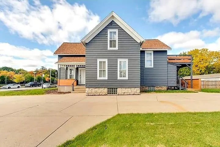 7236 W State St, Wauwatosa