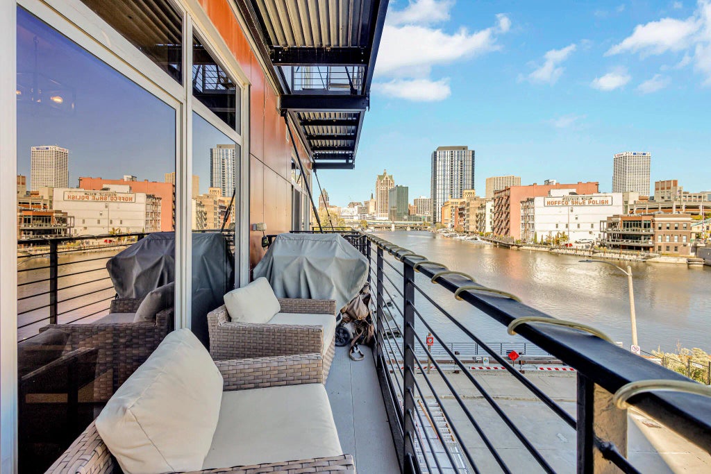 106 W Seeboth St 306, Milwaukee