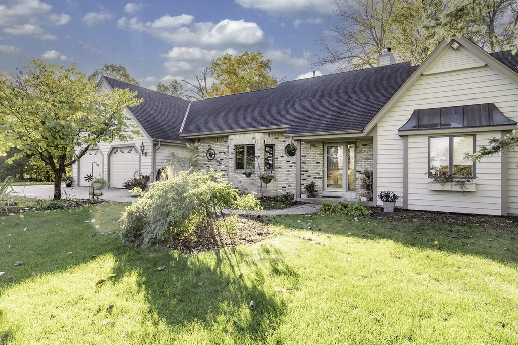 W243n7650 Hilltop Ct, Lisbon