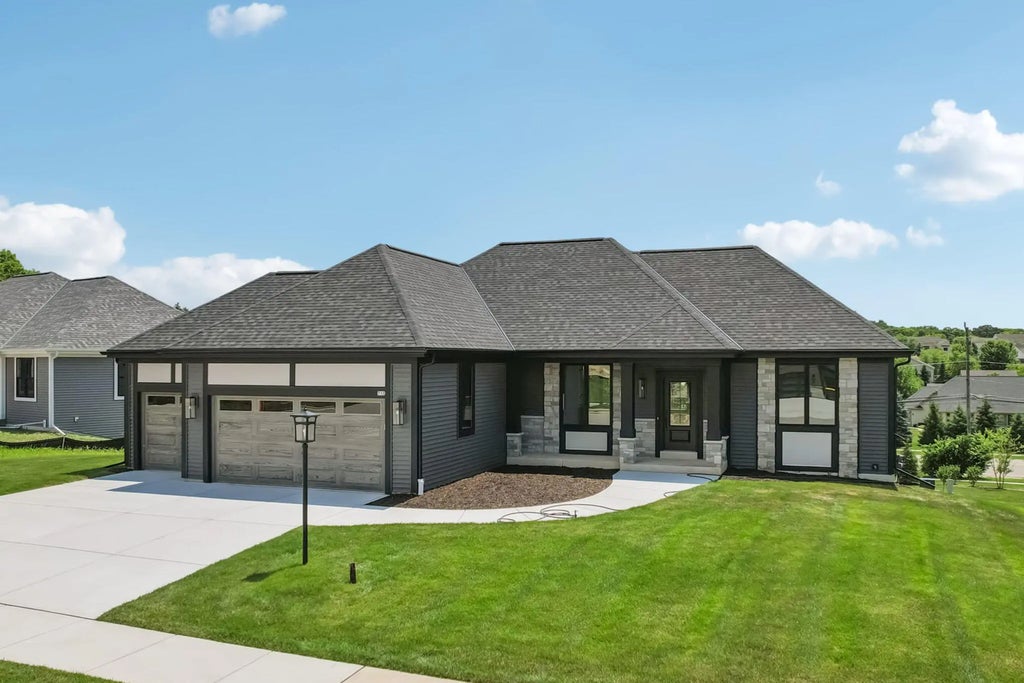 713 Panorama Dr, Waukesha