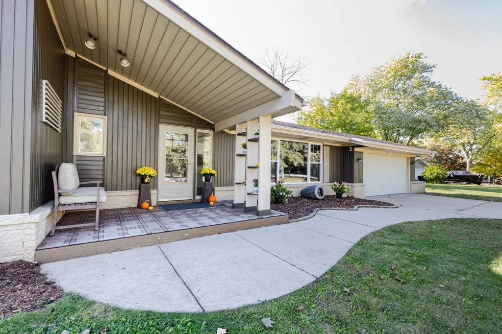 N28w26587 Miami Dr, Pewaukee