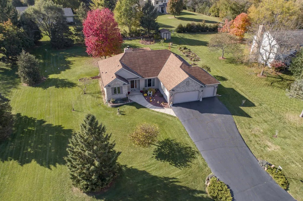 W367s9725 Charnwood Ln, Eagle