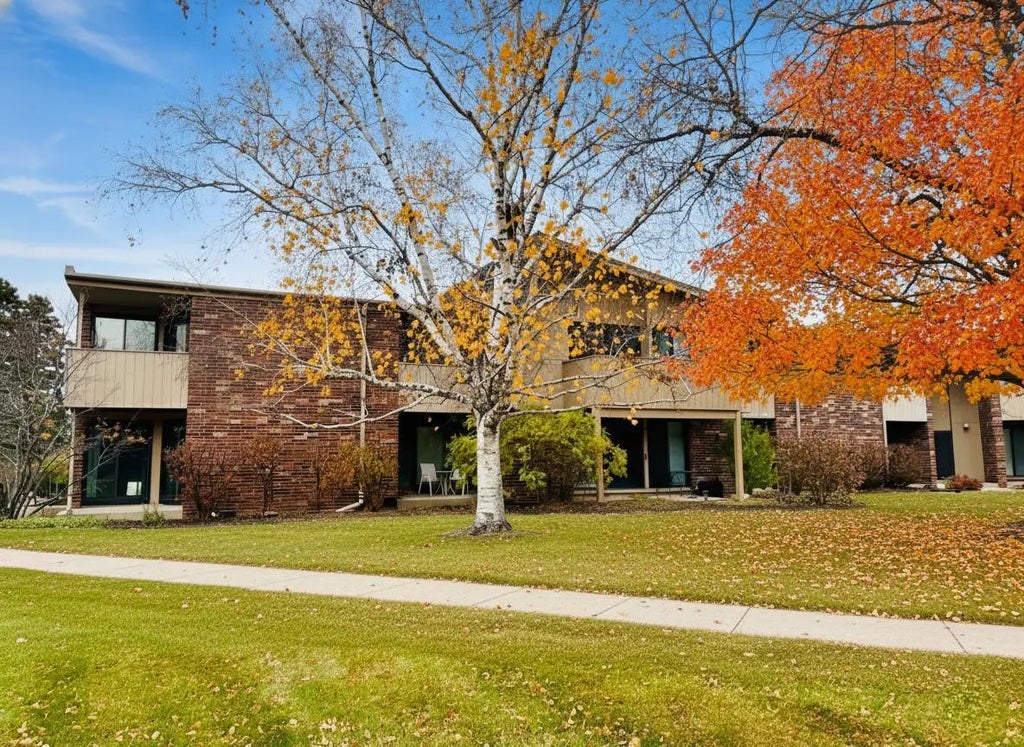 425 W Willow Ct 153, Fox Point