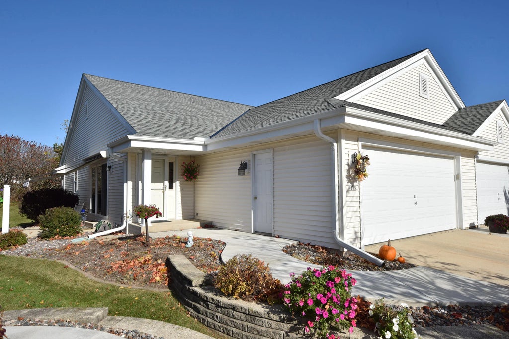 1875 Woodview Cir, Port Washington