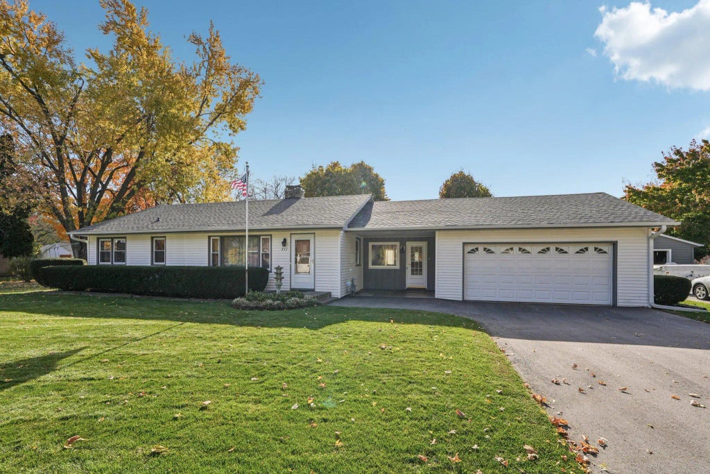 711 E Lisbon Rd, Oconomowoc