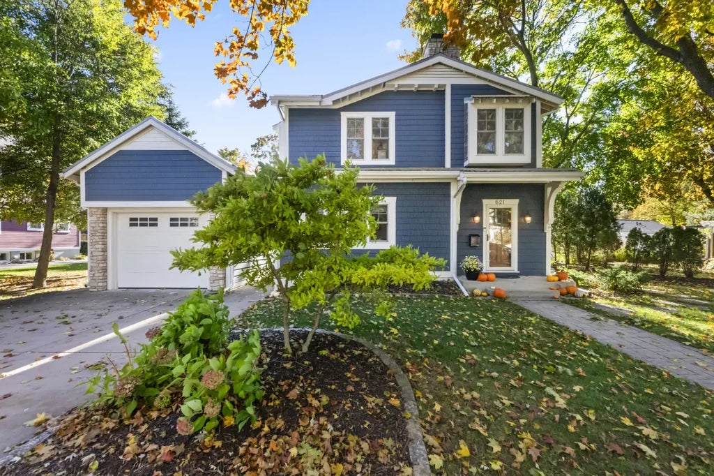 621 W Labelle Ave, Oconomowoc