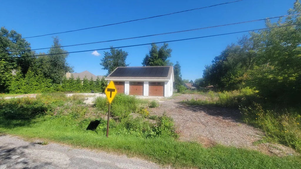 S94w14528 Ryan Dr, Muskego