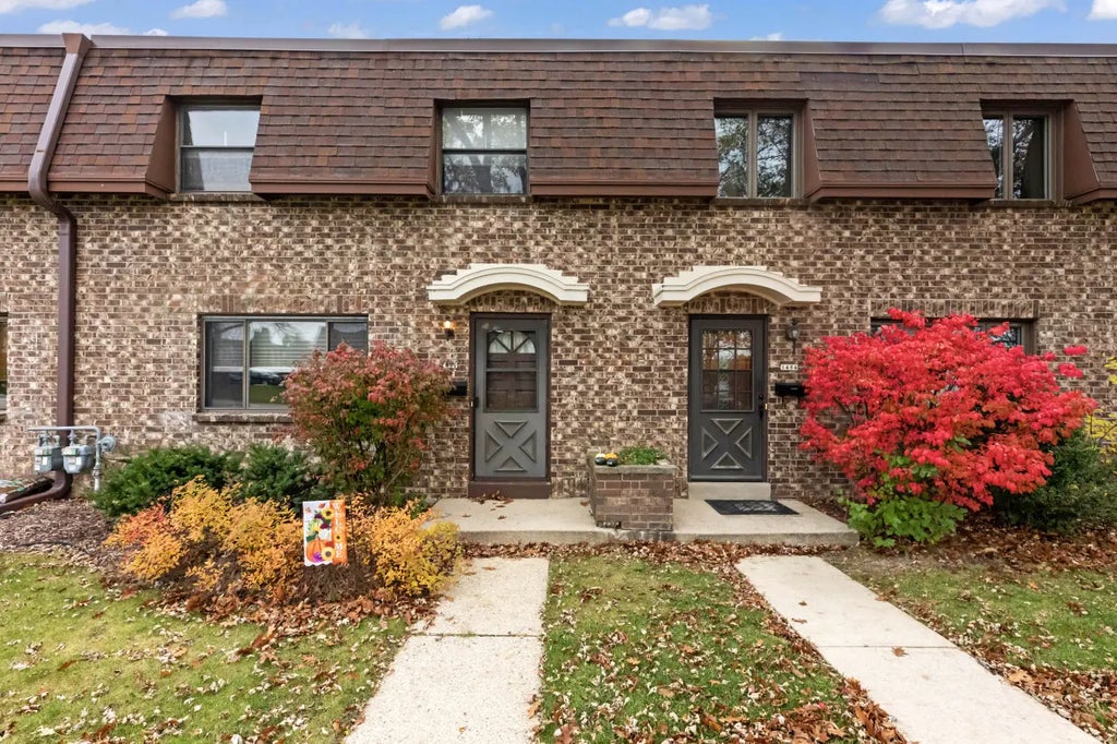 1482 S Coachlight Dr, New Berlin