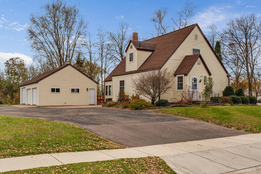 127 E Broadway St, Blair