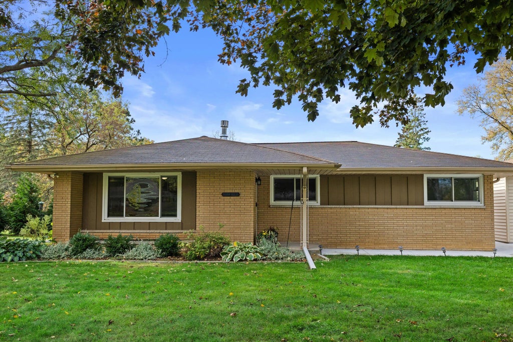 N58w18335 Juniper Ln, Menomonee Falls