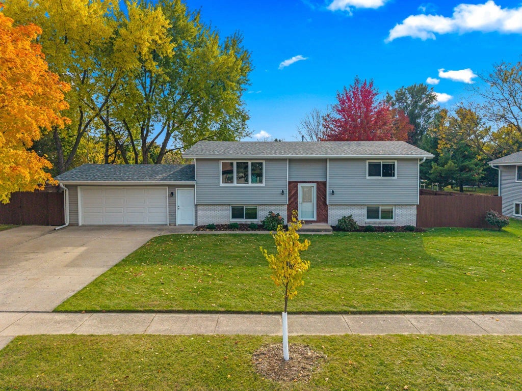 247 Sunny Hill Ln, Oconomowoc