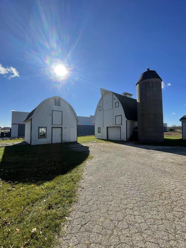 N15w24887 Bluemound Rd, Pewaukee