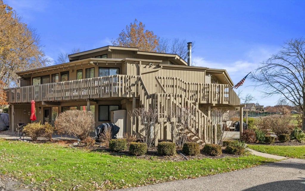 701 Country Club Dr E, Fontana