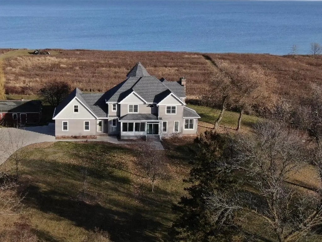 17707 Lakeshore Rd, Two Creeks