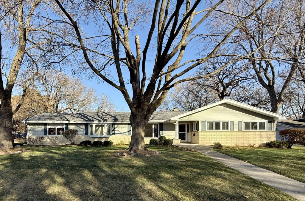 442 Oakland Ln, Elkhorn
