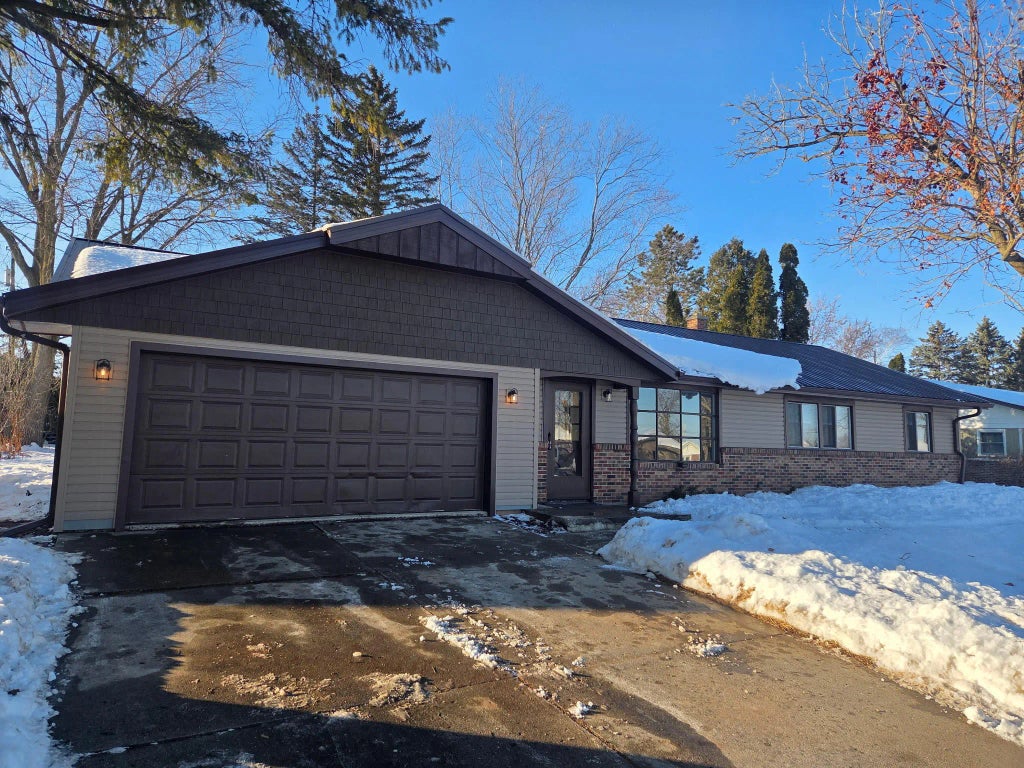 555 Meadow Ln, Sheboygan Falls