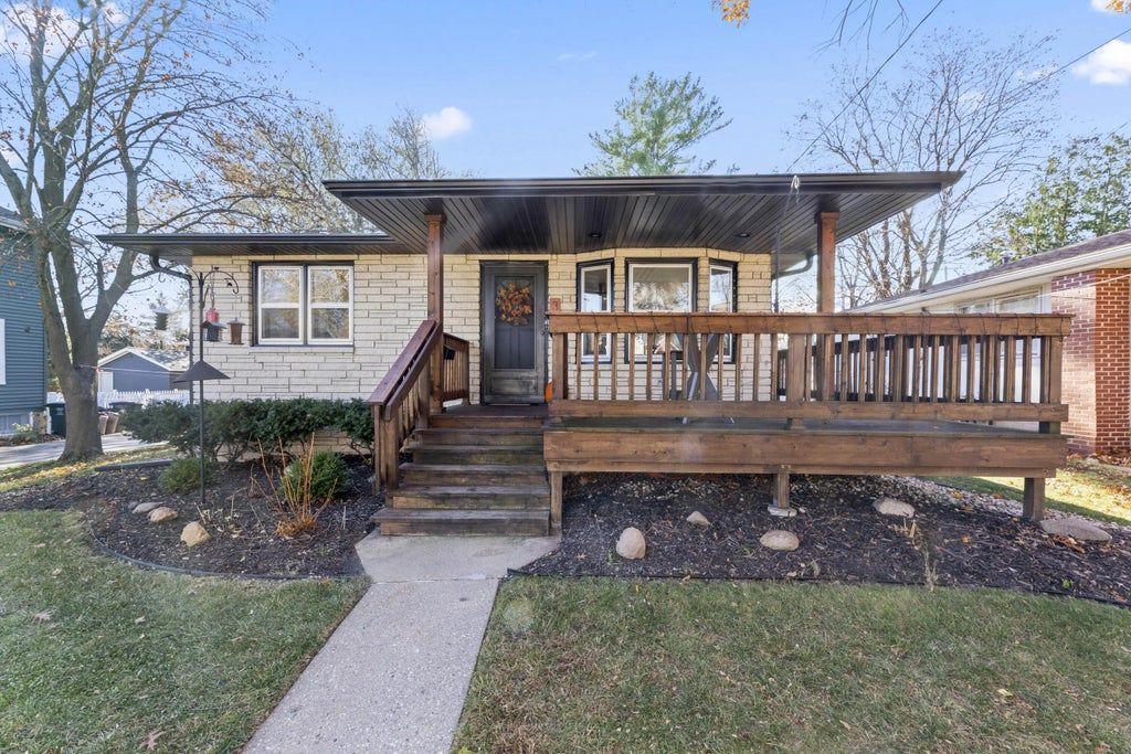 341 W 4th St, Oconomowoc