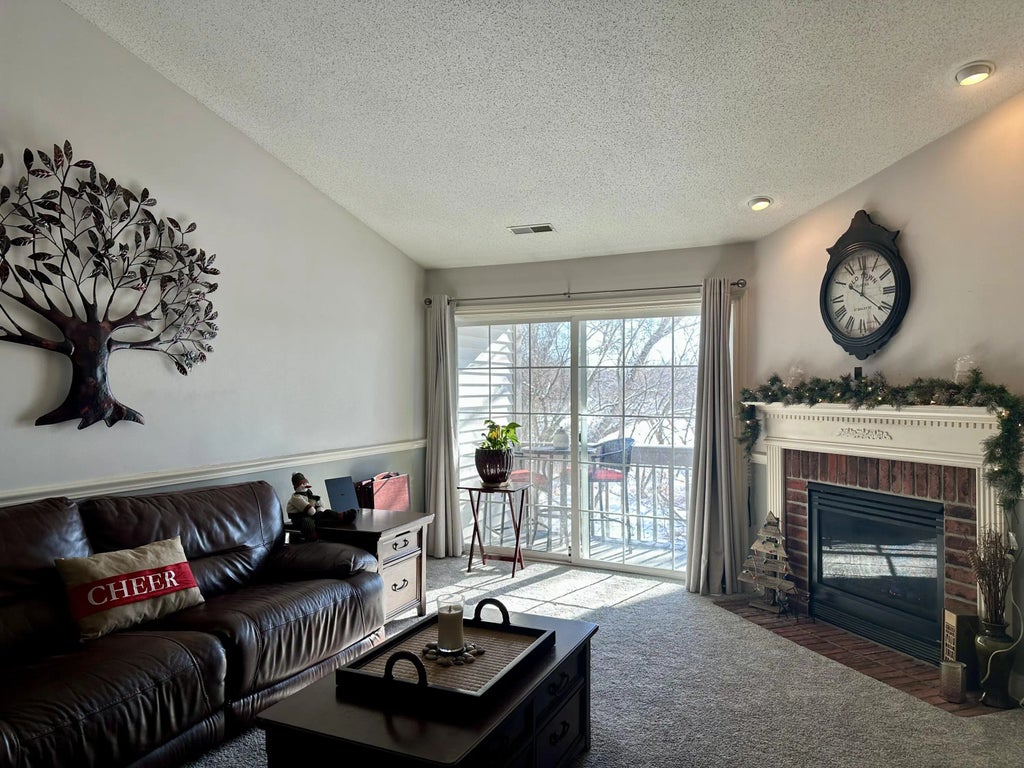 636 Pewaukee Rd H, Pewaukee