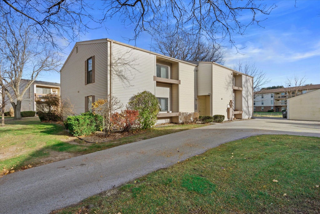 1887 Haymarket Rd 31, Waukesha