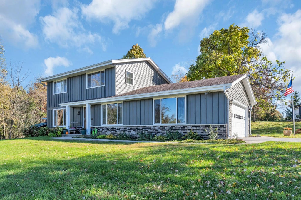 W243s7330 Greenbriar Dr, Vernon