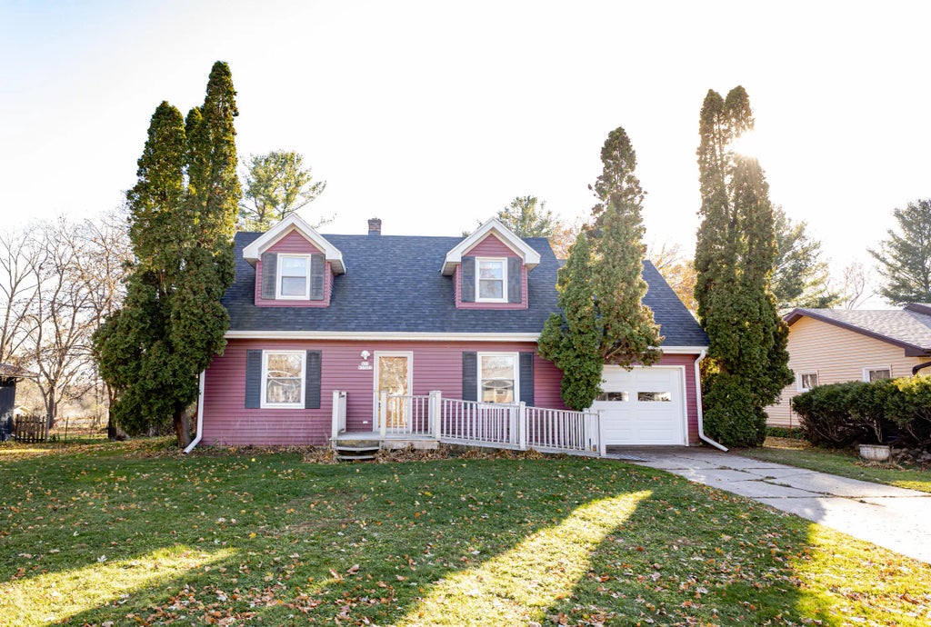 N55w37033 Harvard St, Oconomowoc