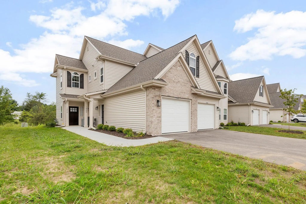 1820 Horseshoe Ln 423-1, Slinger