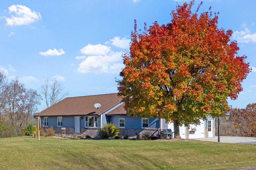 W8806 Hickory Dr, Greenbush