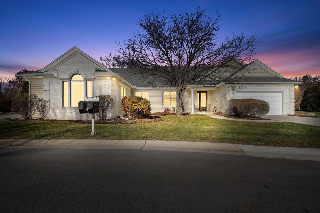 W233n3088 Oakmont Ct B, Pewaukee