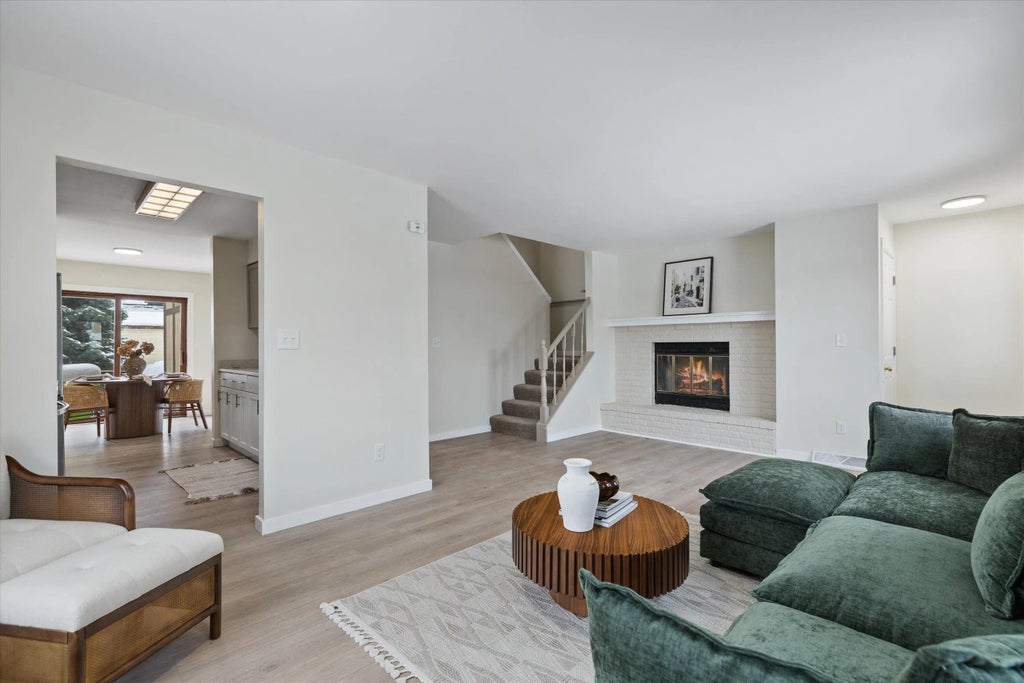 530 Manchester Ln, Hartland