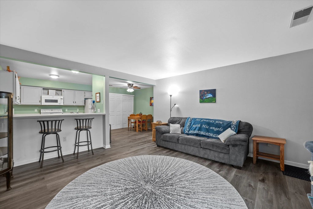 4835 Easy St 9, Delafield