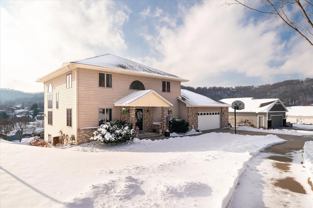203 Eagles Bluff Rd, La Crescent