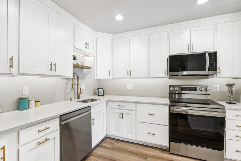 303 E Henry Clay St 306, Whitefish Bay