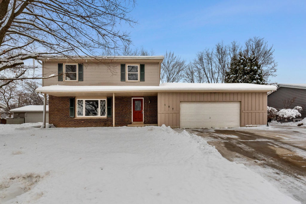 157 S Regis Rd, Saukville
