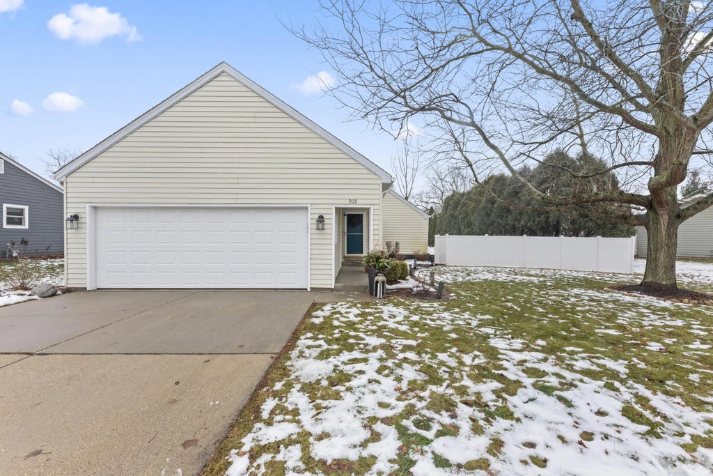 909 York Imperial Dr, Oconomowoc