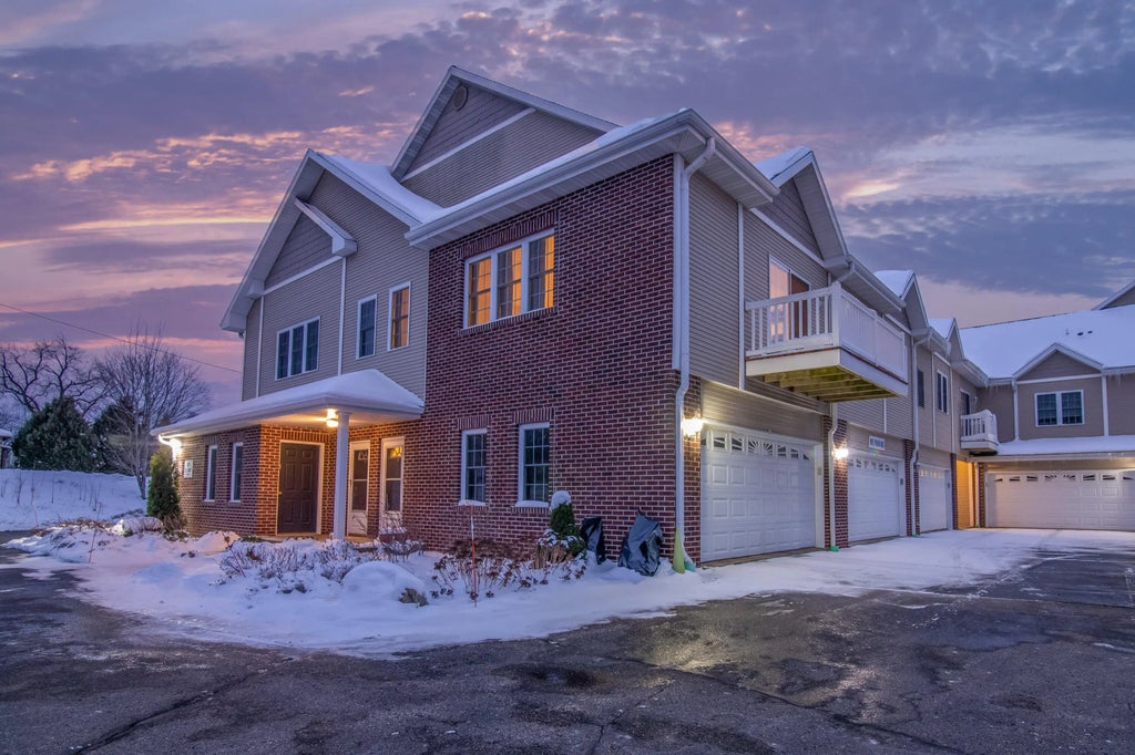 327 E Clay St 21, Whitewater