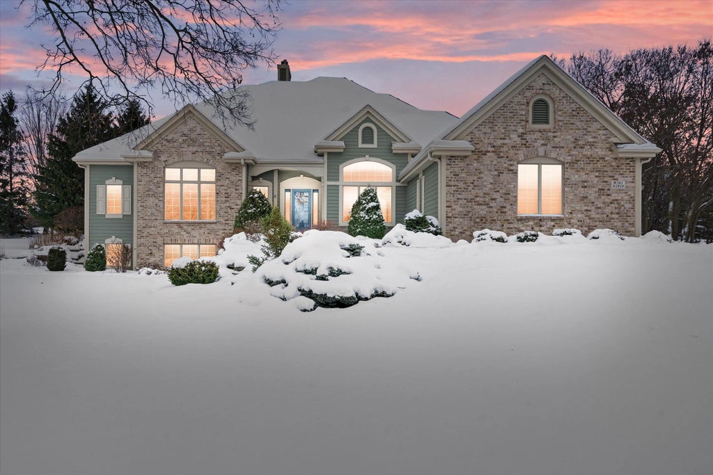 W261n2830 Woodburne Ct, Pewaukee