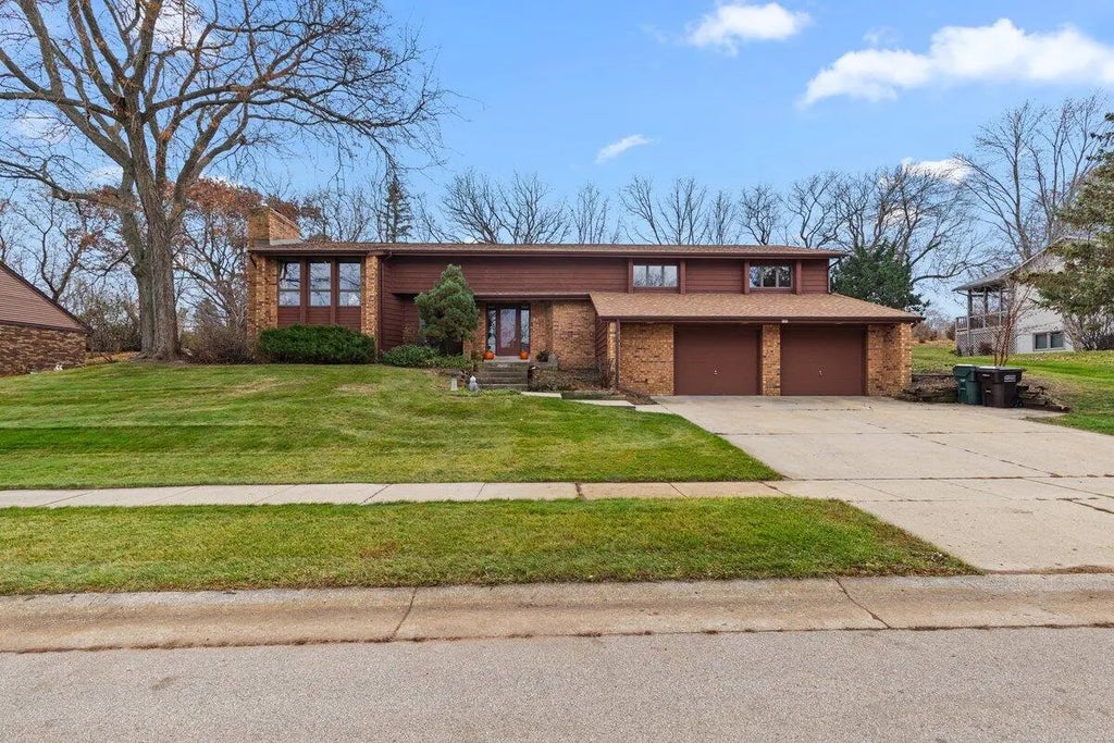 727 Browning Cir, Oconomowoc