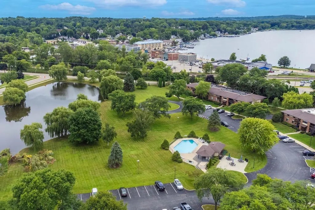 339 Park Hill Dr H, Pewaukee