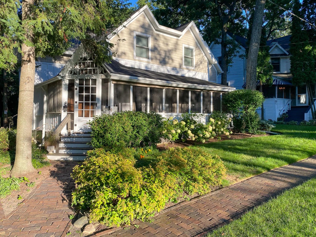 776 S Lakeshore Dr R, Fontana