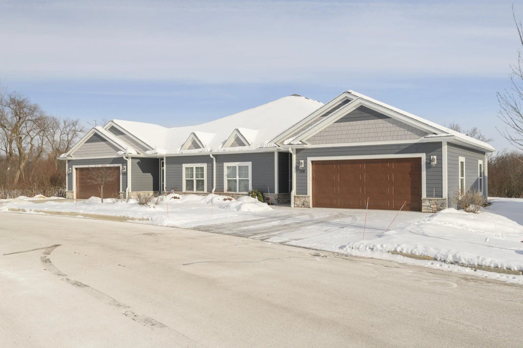 106 Phantom Lake Ct, Mukwonago