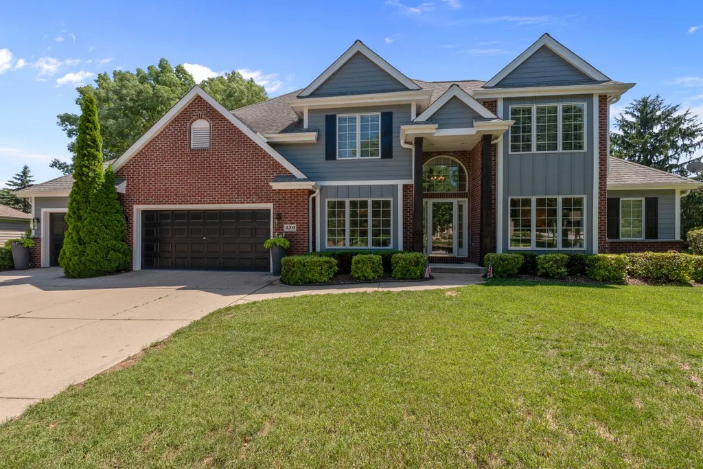 329 W Bridge St, Grafton