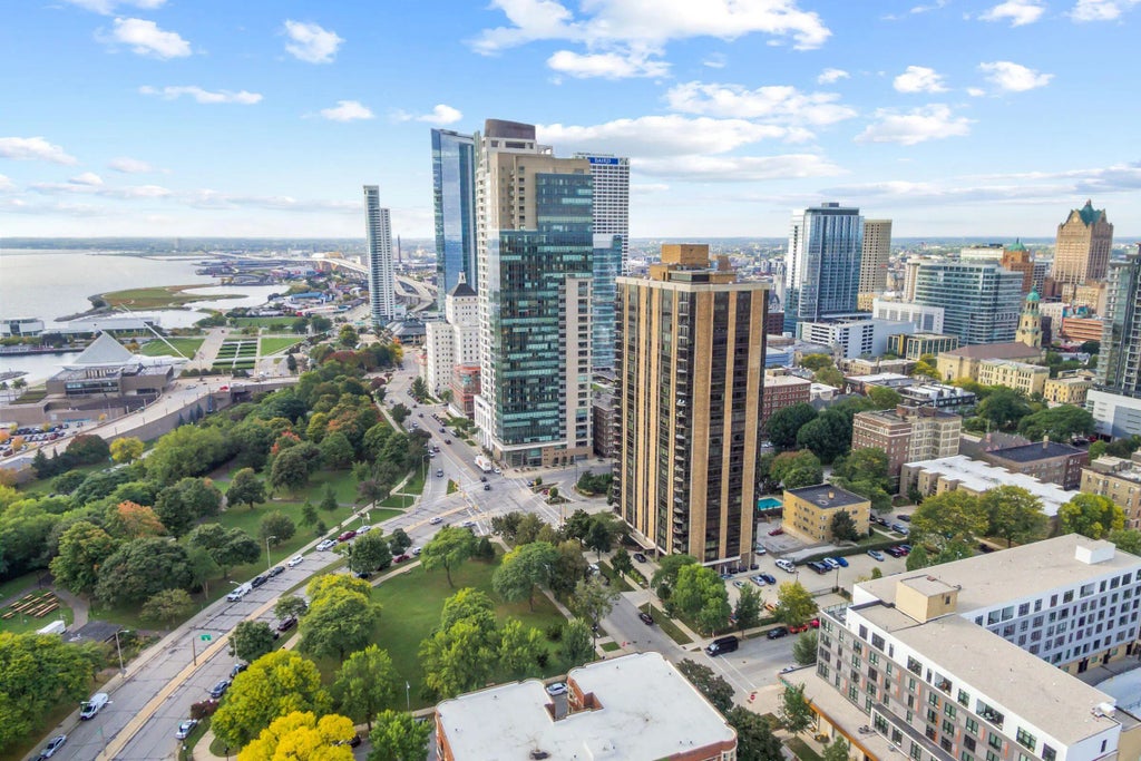 929 N Astor St 2706/2708, Milwaukee