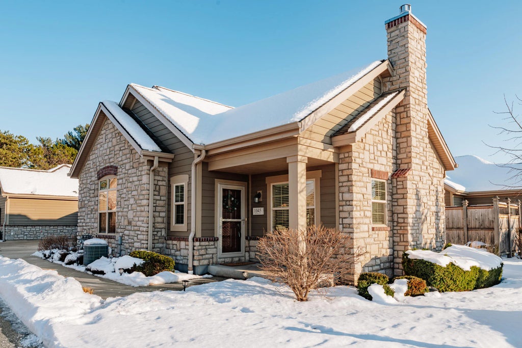 1045 Ann Marie Way, Oconomowoc