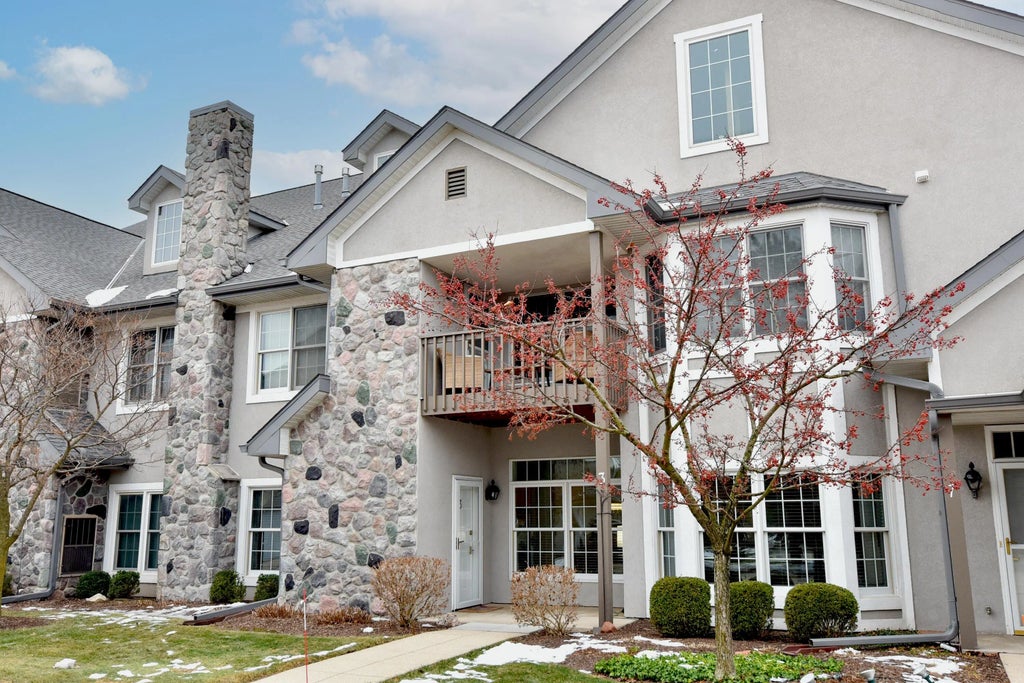 N30w23021 Pineview Cir 3, Pewaukee