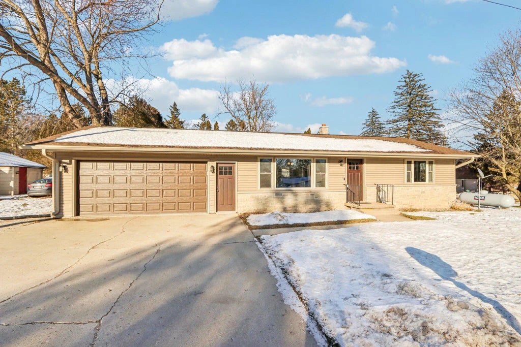 W1083 Lake Dr, Auburn