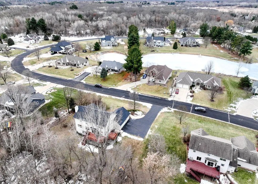 412 E Red Pine Cir, Dousman