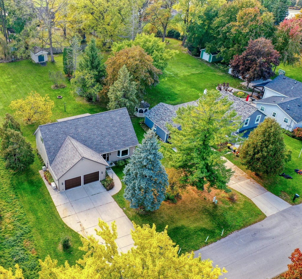 813 High St, Oconomowoc