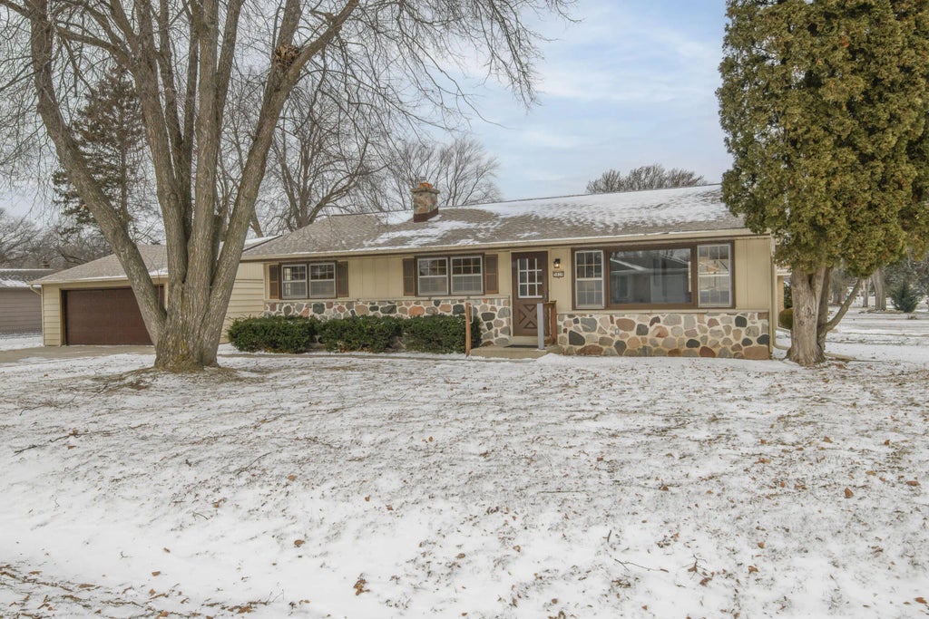 5820 W Donna Dr, Brown Deer