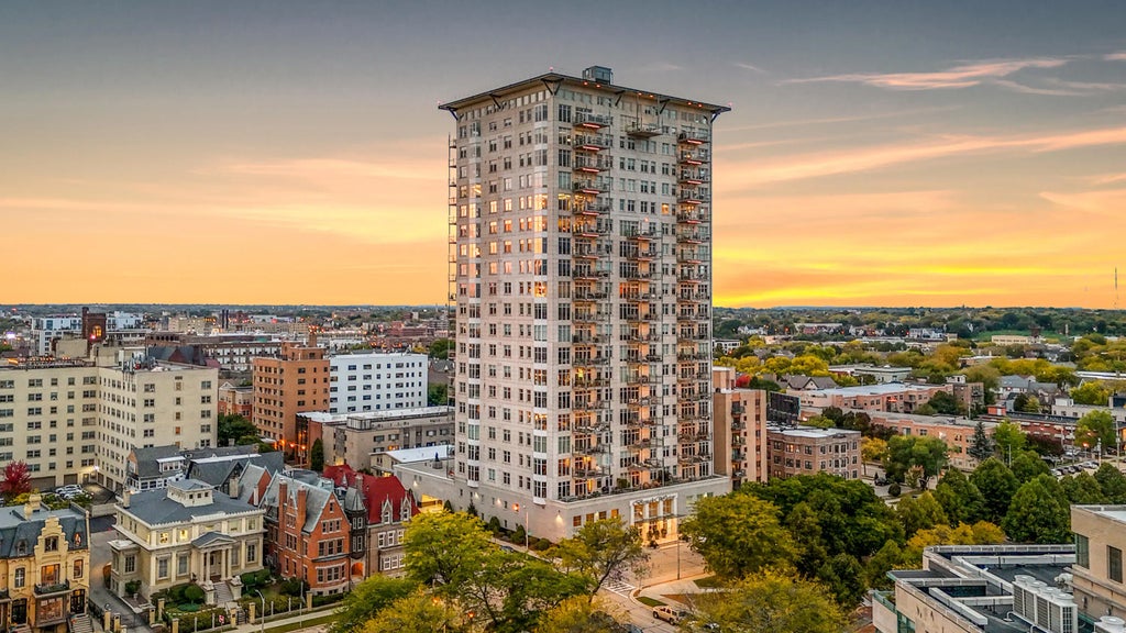 1313 N Franklin Pl 504, Milwaukee